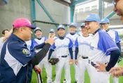 影/新北隊慢壘集訓備戰世壯運　地政局長慘遭球K頭