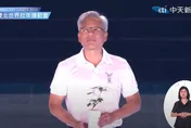 影/黃仁勳引全場歡呼！擔任世壯運「科技」聖火代表種下「希望」樹苗