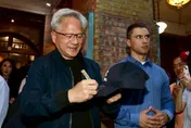 黃仁勳的話沒在聽！才叮嚀簽名球別拿去賣　成交價「1顆5千3」