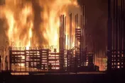 影/台中新建案工地突燃！變「火焰地獄」　驚悚畫面直擊