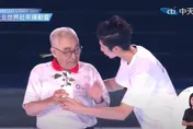 遞樹苗給104歲林友茂！林郁婷暖心「有事要叫我喔」　全網讚爆