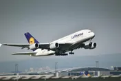 機長上廁所副機師昏倒...漢莎航空客機空中飛10分鐘無人操作