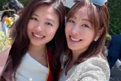 學霸女兒畢業秀辣腿！賈永婕全家飛美　合照被讚像姊妹