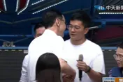朱立倫反罷免宣講擁抱李孝亮　感謝勇敢續任領銜人