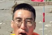 陸網紅「山東凱哥」開橡皮艇「直航桃園」　登岸插五星旗