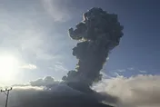 影/最高警戒！印尼火山週末「8度噴發」　煙灰竄超5km高空