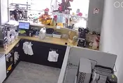 影/神農大帝出巡撞破飲料店玻璃　闆娘笑：明年拆門窗迎神