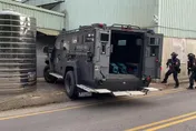 影/真的「搗破」製毒工廠！台中警開2千萬裝甲車攻堅