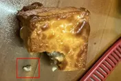 咬麵包驚見「老黃牙」腸胃炎送醫　愛買：全面下架調查