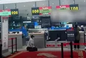 影/起飛前20分才到…陸女親友被拒登機　「跪地求饒」大鬧