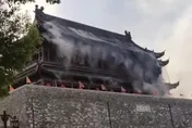 影/安徽「鳳陽鼓樓」屋頂突坍塌　滾滾磚瓦傾瀉遊客嚇奔逃