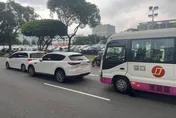 影/未注意路況！龜山遊覽車釀3車追撞　駕駛乘客輕傷