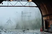 影/花蓮土石流猛砸！工人躲隧道內避難　前方道路全消失