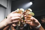 台東酒吧千元調酒喝到飽釀悲劇！37歲男子醉倒廁所猝逝