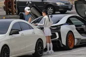 剛否認復合！GINO貼心幫忙夏宇禾　開車進入女方住處