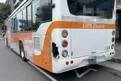 影/北市南港公車遭小貨車追撞　車身破洞幸無人傷