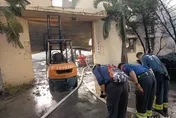 嘉義鋼鐵戰士殉職！「消防機器人」燒成廢鐵　弟兄敬禮送別