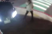 影/桃園阿公開豪車「血糖低」衝撞店家！男子驚險閃過