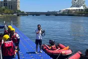 高雄愛河「阿公落水命危」！妙齡嫩妹直擊幫報警