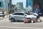 影/我以為你會讓！台南新光三越前「騎士遭撞慘趴引擎蓋」