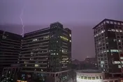 影/超恐怖！北部雷雨狂轟　民眾拍下驚悚打雷閃電畫面