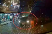 影/新北中和鷹架倒塌砸3車　驚險瞬間曝光