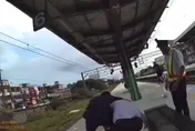 影/台鐵又見乘客鬧事！醉漢動手推站務員　警到場管束
