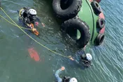 高雄旗津出事了！工作船翻覆　1人失聯搜救中
