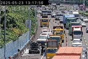 國1北上彰化路段火燒車！　狂冒黑煙...車頭全黑停路肩