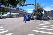 影/直擊！高雄前鎮橋死亡車禍　67歲騎士自撞號誌桿當場身亡