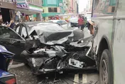 影/衝撞另一角度！重慶南路連環車禍　肇事車完全沒煞車