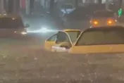 影/安徽阜陽暴雨成災　車輛慘泡水、民眾被迫「馬路游泳」
