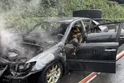 國1北上三重段火燒車！駕駛急停路肩逃命　現場濃煙狂竄