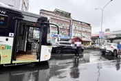 影/北市士林公車追撞休旅車　車上乘客慘摔