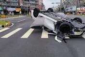 超扯！台中男清晨撞行人庇護島「四輪朝天」　肇禍原因曝