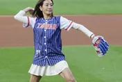 MLB/賈永婕大聯盟登板！大都會台灣日開球　驕傲秀國旗