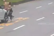 影/南港展覽館前情侶大吵！莽男失控欲撞車　駕駛嚇壞急倒車