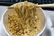 泡麵丟入熱量炸彈爆炸好吃！他直呼百搭　意外掀起共鳴