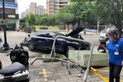 三重轎車爆衝人行道！中華電信電箱遭撞毀　駕駛：撿物品
