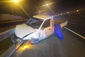 國1岡山段小貨車追撞大貨車再衝護欄　車頭全爛棄車落跑