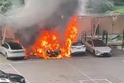 影/火燒車驚魂！蘇州充電站多車燒成廢鐵　現場慘況曝