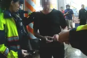 影/桃園男遭酒駕拖行1.5公里命危　勇女踹車：再開他會死