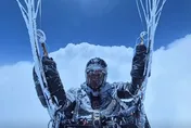 影/滑翔傘失控！陸男8千米高空「凍成冰人」奇蹟生還