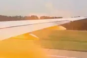 影/疑發動機故障！美客機北京起飛時急煞停　乘客：機翼竄火