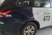 影/新北汐止毒蟲開車衝撞警車　警開4槍逮2人