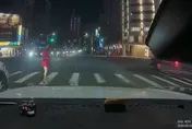 影/高雄紅衣女過馬路硬闖紅燈「嚇壞駕駛」　還揮手致意