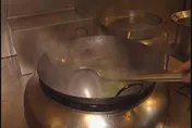 「怕吵孩子」炒菜不開抽油煙機　年輕媽咳半年罹肺癌末期