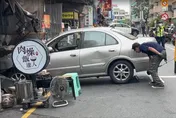影/台南27歲正妹開車暴衝！　撞騎士後直直撞進店家