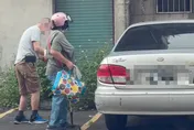 新北老翁步履蹣跚「奔向」駕駛座！警攔查驚見駕照已註銷