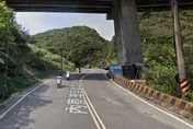 基隆外木山驚魂！四輪機車過彎失控　身障騎士慘摔邊坡